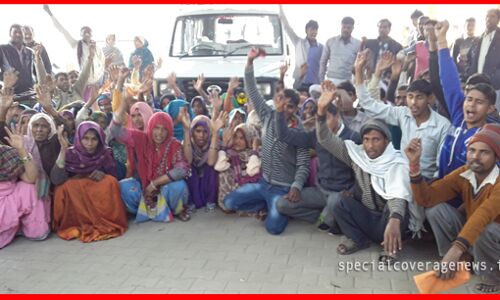 संभल: राशन मांगने पर डीलर ने महिलाओं को पीटा संभल: राशन मांगने पर डीलर ने महिलाओं को पीटा