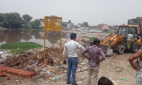 भोपुरा में तालाब पर कब्जे को निगम ने रोका