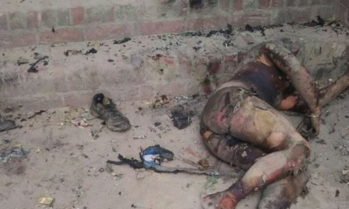 राजघाट की सीढ़ियों पर मिली युवक की अधजली लाश