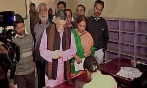 वित्त राज्यमंत्री संतोष गंगवार ने अपनी पत्नी सुभाग्या गंगवार समेत डाला वोट