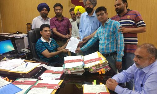 रिहायशी व सार्वजनिक स्थानो पर कार पार्किंग की तो पंजाब सरकार वसूलेगी टेक्स, पंजाब में गुस्से की लहर रिहायशी व सार्वजनिक स्थानो पर कार पार्किंग की तो पंजाब सरकार वसूलेगी टेक्स, पंजाब में गुस्से की लहर