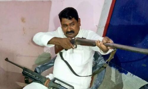 योगी के मंत्री के भाई की दबंगई, सरेआम पुलिस चौकी जलाने की दी धमकी, देखें वीडियो