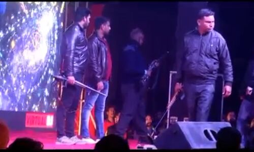 मुरादाबाद : बिल्डर द्वारा आयोजित कार्यक्रम में अभिनेत्री नेहा शर्मा ने हथियारों के बीच की शिरकत!