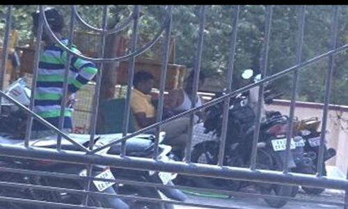 थाने में दारू-पार्टी की तस्वीरें हुई वायरल, महिला कॉन्स्टेबल समेत 3 पुलिसकर्मी सस्पेंड थाने में दारू-पार्टी की तस्वीरें हुई वायरल, महिला कॉन्स्टेबल समेत 3 पुलिसकर्मी सस्पेंड