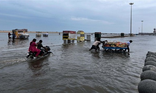 तमिलनाडु में 8वें दिन भी बारिश का कहर जारी, 8 लोगों की मौत तमिलनाडु में 8वें दिन भी बारिश का कहर जारी, 8 लोगों की मौत