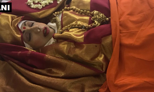 अंतिम सफर पर श्रीदेवी : राजकीय सम्मान के साथ नम आँखों से दी जा रही है अंतिम विदाई