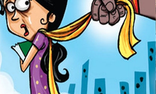 छात्रा की सलवार क्लास में उतरवा दी टीचर ने क्लास में, और फिर ...