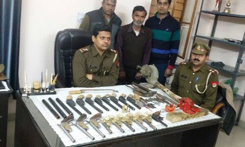 नॉएडा पुलिस की बड़ी कामयाबी, अवैध शस्त्र बनाने की फैक्ट्री पर छापा