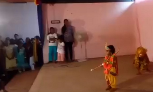VIDEO: स्कूल फंक्शन में एक बच्चा बना था राम, जब आया शेर तो देखिए बच्चे की क्या हुई हालत VIDEO: स्कूल फंक्शन में एक बच्चा बना था राम, जब आया शेर तो देखिए बच्चे की क्या हुई हालत