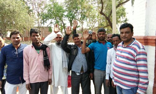 पीलीभीत में जनता ने लगाया राशन डीलर पर आरोप