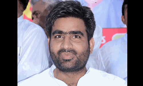 सपा नेता अतुल प्रधान पर कसा शिकंजा, गाडी का किया चालान