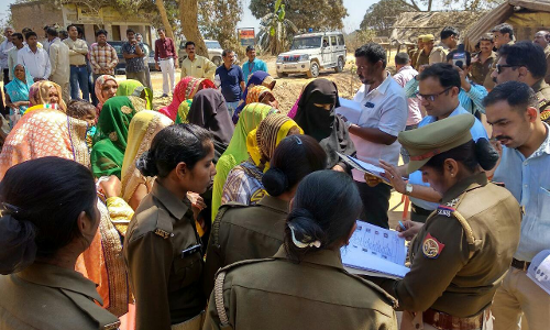 सत्ता की हनक: खुटहन ब्लाक प्रमुखी चुनाव में पूर्व सांसद,सांसद पुत्र भी ब्लॉक मुख्यालय परिसर मे मौजूद