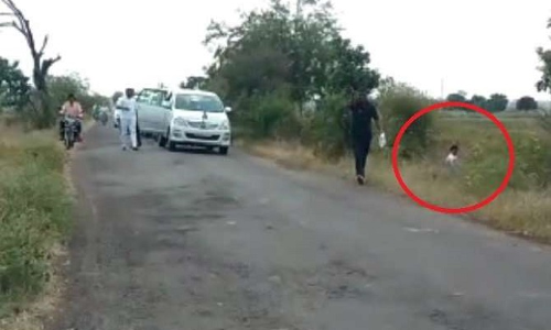 महाराष्ट्र के मंत्री ने सड़क किनारे खुले में किया पेशाब, वीडियो वायरल हुआ तो दी ये सफाई