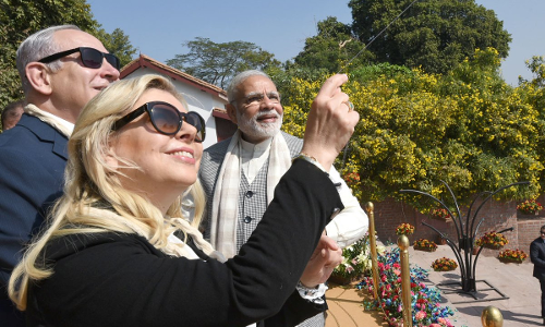 पीएम मोदी और PM नेतन्याहू ने किया भव्य रोड शो, साथ में उड़ाई पतंग और चलाया चरखा