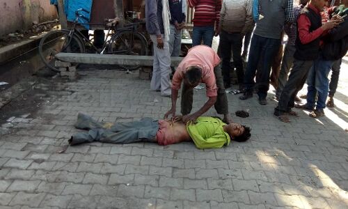 हरदोई में शव को नहीं मिली स्ट्रेचर हाथो में लेकर घूमते रहे परिजन