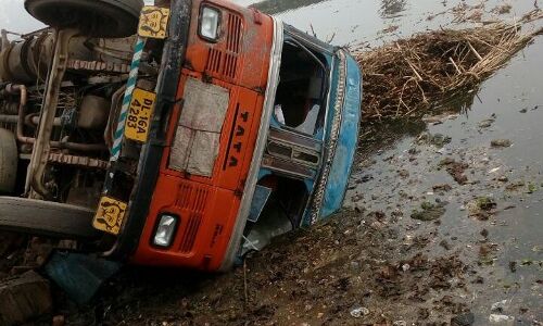 गन्ने से भरा ओवरलोड ट्रक पलटा, ट्रैफिक पुलिस के सिपाहियों ने बचाई ड्राइवर की जान