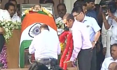 जयललिता का शव राजाजी हाल लाया गया, अंतिम दर्शन करने के लिए जयललिता का शव राजाजी हाल लाया गया, अंतिम दर्शन करने के लिए