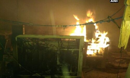 अभी अभी: बिहार में नक्सलियों ने जला दिया रेलवे स्टेशन, मचा हडकम्प अभी अभी: बिहार में नक्सलियों ने जला दिया रेलवे स्टेशन, मचा हडकम्प