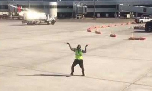 एयरपोर्ट वर्कर ने किया ऐसा कारनामा, जिसे देख दंग रह जाएगे आप... एयरपोर्ट वर्कर ने किया ऐसा कारनामा, जिसे देख दंग रह जाएगे आप...