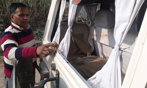 नाराज भीड़ ने तोड़ दी एसडीएम की गाडी, अधिकारी भागे इधर उधर नाराज भीड़ ने तोड़ दी एसडीएम की गाडी, अधिकारी भागे इधर उधर