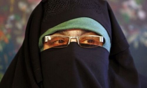 आसिया अंद्राबी के समर्थकों ने श्रीनगर में पाक दिवस पर लहराया PAK का झंडा