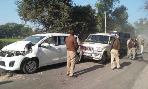 ट्रक में घुसी एसपी सिटी की कार,बाल बाल बचे ट्रक में घुसी एसपी सिटी की कार,बाल बाल बचे