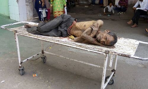 कोटा में डॉक्टरों की लापरवाही से डेढ़ घंटे अस्पताल के गेट पर तड़पता रहा मरीज