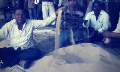 शेयर बाजार से भी ज्यादा गिरा किसानों का बाजार, 8000 रेट गिरने से उड़े किसानों के होश