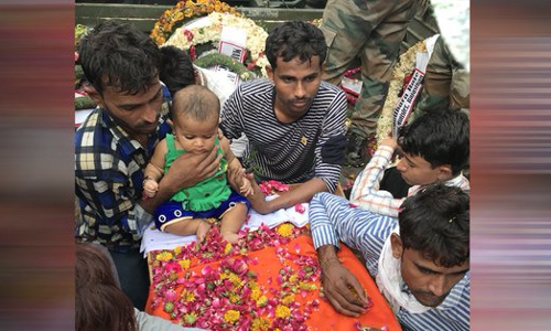 शहीद के ताबूत पर जब मासूम लिपटी तो रोने लगे सभी लोग