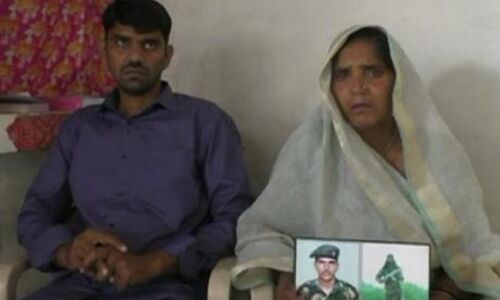 सरकार पर शहीद हेमराज की मां का फूटा गुस्सा, पूछा- कब तक कटवाते रहोगे सिर? सरकार पर शहीद हेमराज की मां का फूटा गुस्सा, पूछा- कब तक कटवाते रहोगे सिर?