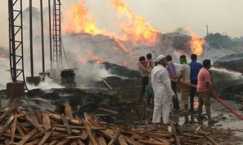 गोरखपुर में एक प्लाईवुड कारखाने में लगी भीषण आग, दमकल की गाड़ियां मौके पर मौजूद