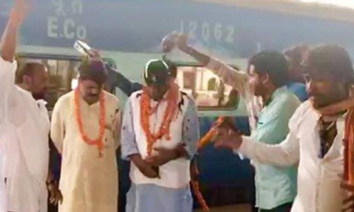 कांग्रेसी नेता पर डाल दी स्याही, रेलवे स्टेशन मचा हंगामा