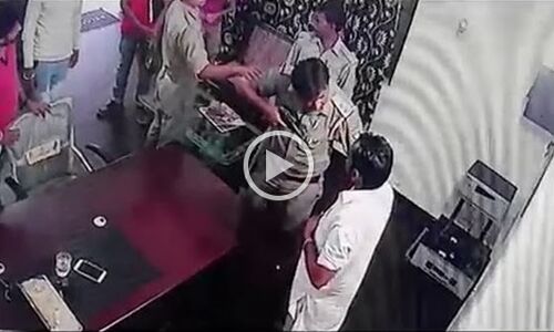 देखिये दरोगा ने तान दिया सीधा सीधा रिवाल्वर, यूपी में देखें वीडियो