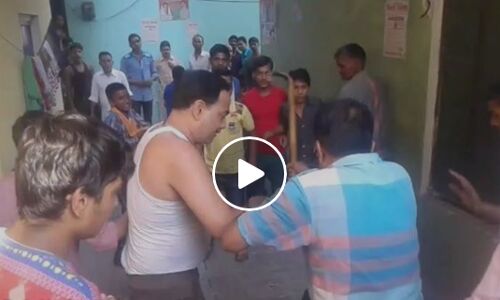 चोर की पिटाई का लाइव वीडियो हुआ वायरल, पीटते हुए लोंगों ने किया पुलिस के हवाले