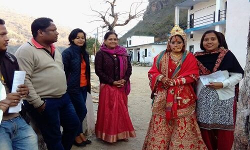 उत्तराखंड चुनाव : देवप्रयाग में पोलिंग बूथ पर वोट देने पहुंची दुल्हन उत्तराखंड चुनाव : देवप्रयाग में पोलिंग बूथ पर वोट देने पहुंची दुल्हन