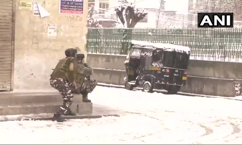 श्रीनगर : CRPF कैंप पर आतंकी हमले की कोशिश नाकाम, 1 जवान शहीद, आतंकियों से मुठभेड़ जारी