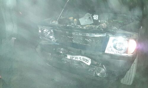 लखनऊ-हरदोई मार्ग पर कोहरे के कारण महिला एसओ की गाड़ी एक नीली बत्ती वाली गाड़ी से टकराई