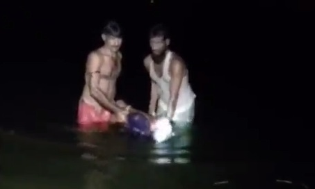 दुर्गा मूर्ति विसर्जन के दौरान तालाब में डूबने से दो युवकों की मौत दुर्गा मूर्ति विसर्जन के दौरान तालाब में डूबने से दो युवकों की मौत