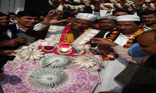 बिजनौर: BSP विधायक पर नहीं दिखा नोटबंदी का असर, स्वागत में पहनीं लाखो के नये नोटों की माला