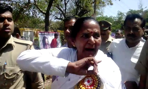 VIDEO : अंबेडकर जयंती के कार्यक्रम में दलितों ने योगी सरकार की मंत्री का किया बहिष्कार, मंच से भगाया!