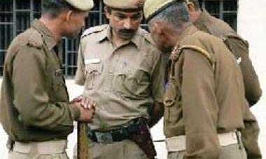 पुलिस कर्मियों ने उठाई आवाज: नेताओं से बेवजह पिटने के लिए खाकी वर्दी नही पहनी है साहेब! पुलिस कर्मियों ने उठाई आवाज: नेताओं से बेवजह पिटने के लिए खाकी वर्दी नही पहनी है साहेब!