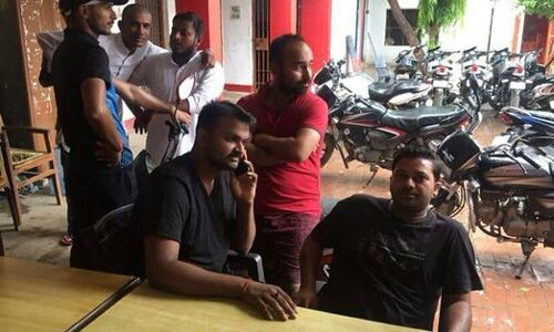 अमित शाह को काला झंडा दिखाने जा रहे चार सपा कार्यकर्ता पुलिस हिरासत में अमित शाह को काला झंडा दिखाने जा रहे चार सपा कार्यकर्ता पुलिस हिरासत में