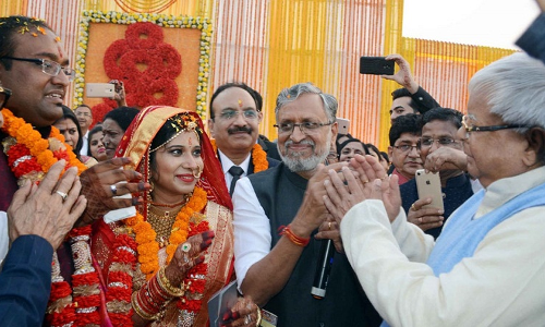 सुशील मोदी के बेटे की शादी में पहुंचे कई नेता, लालू ने दिया बंद लिफाफा, बढ़ी सियासत में हलचल