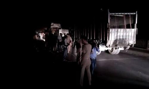 यूपी पुलिस का सराहनीय कार्य: गंगा नदी में गिरे डम्फर में फसे चालक के शव को बाहर निकाला