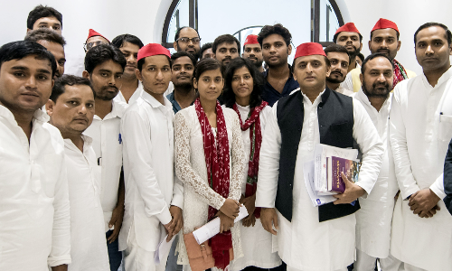 अमित शाह को काला झंडा दिखाने वालों से मिले अखिलेश अमित शाह को काला झंडा दिखाने वालों से मिले अखिलेश