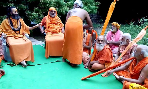 बलात्कारी राम रहीम को सजा मिलने पर काशी के संतों ने मनाई ख़ुशी,बांटी मिठाइयां