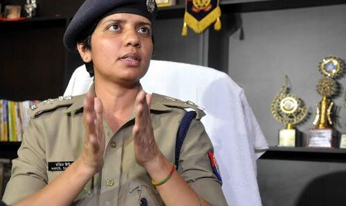 एसएसपी मंजिल सैनी ने लगाई सपा नेता अतुल प्रधान की पत्नी को फटकार