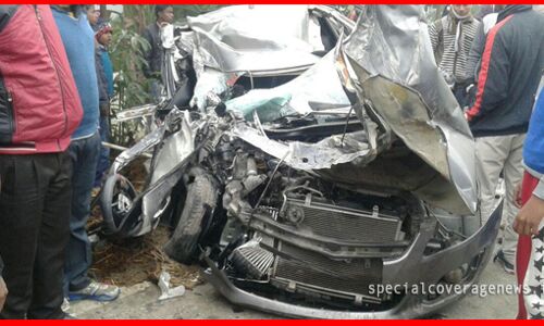 बारात से वापस आ रही कार और ट्रक की सीधी टक्कर में दो की मौत, एक की हालत गंभीर बारात से वापस आ रही कार और ट्रक की सीधी टक्कर में दो की मौत, एक की हालत गंभीर