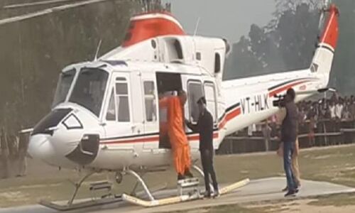 यूपी में बाल बाल बचे सीएम योगी, खेत में उतरा हेलीकाप्टर यूपी में बाल बाल बचे सीएम योगी, खेत में उतरा हेलीकाप्टर