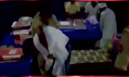 यूपी : थाने में सपा नेता की पुलिस ने की पिटाई, वीडियो वायरल